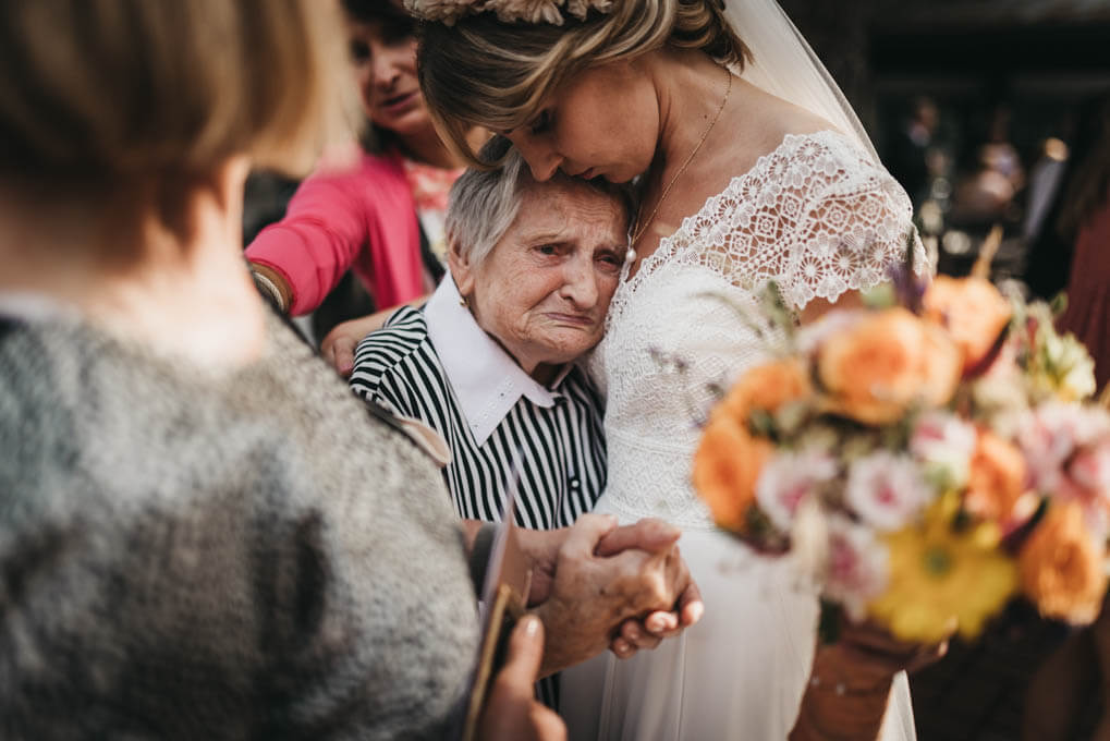 Hochzeitsfotograf Bornheim im Herrenhaus Buchholz Bornheim - Großmutter weint in Armen der Braut vor Glück