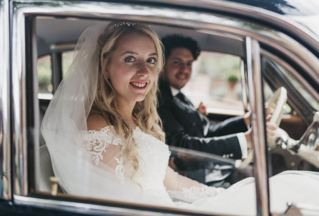 Hochzeitsfotograf Bornheim - Braut in Brautwagen
